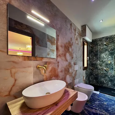 Mirror Luxury Apartment