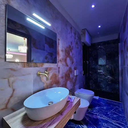 Mirror Luxury Apartment