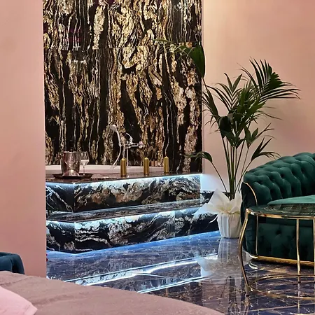 Mirror Luxury Apartment