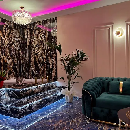 Mirror Luxury Apartment *